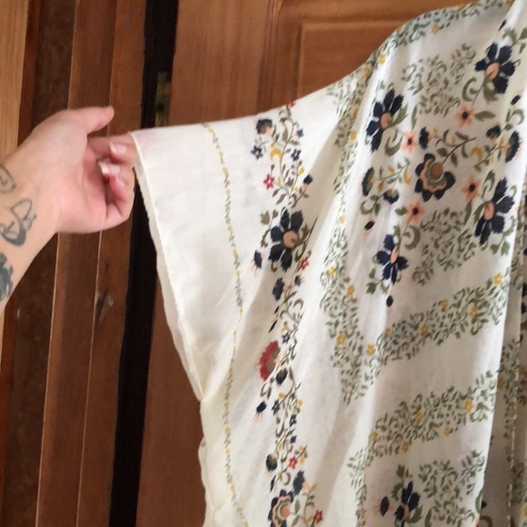 Shawl? Either way it’s cute 😆 - Picture 4 of 7